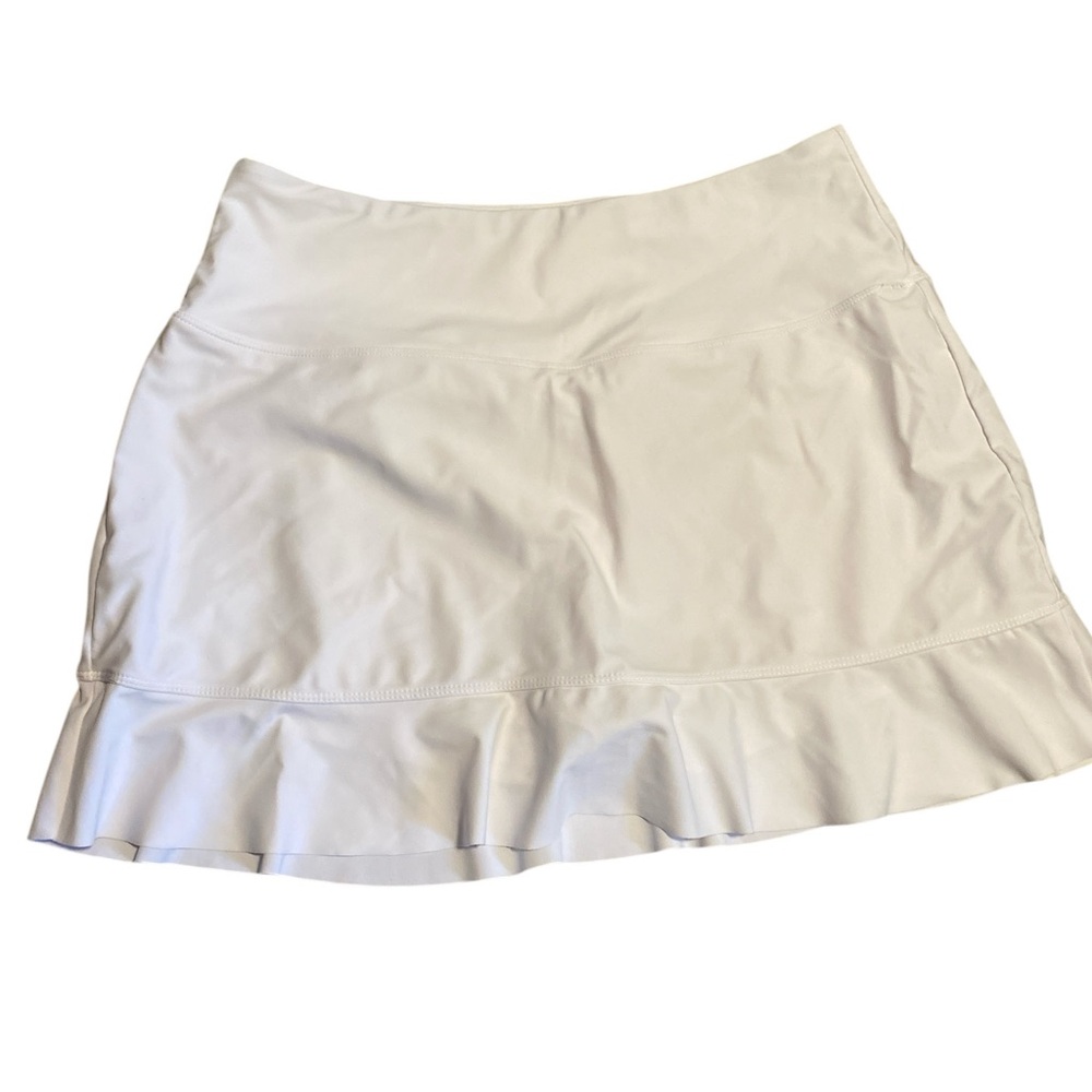 SoothFeel White Ruffle Hem Skorts